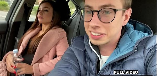  IL PRIMO VIDEO PORNO IN MACCHINA DI MARTINA SMERALDI CON MAX FELICITAS